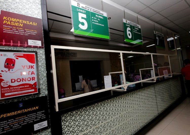 Pengumuman penerapan denda Rp 50 ribu jika pelayanan kesehatan kepada pasien melebihi durasi waktu yang telah ditentukan.