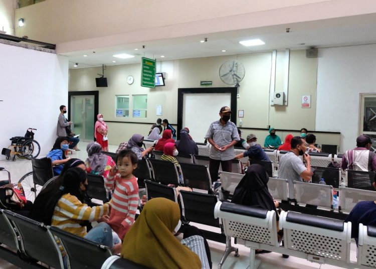 Pasien di ruang tunggu RDUD dr Soewandhie.. Setelah disidak dan dimarahi Wali Kota Eri Cahyadi beberapa waktu.lalu, kini pelayanan di rumah sakit ini telah berubah.