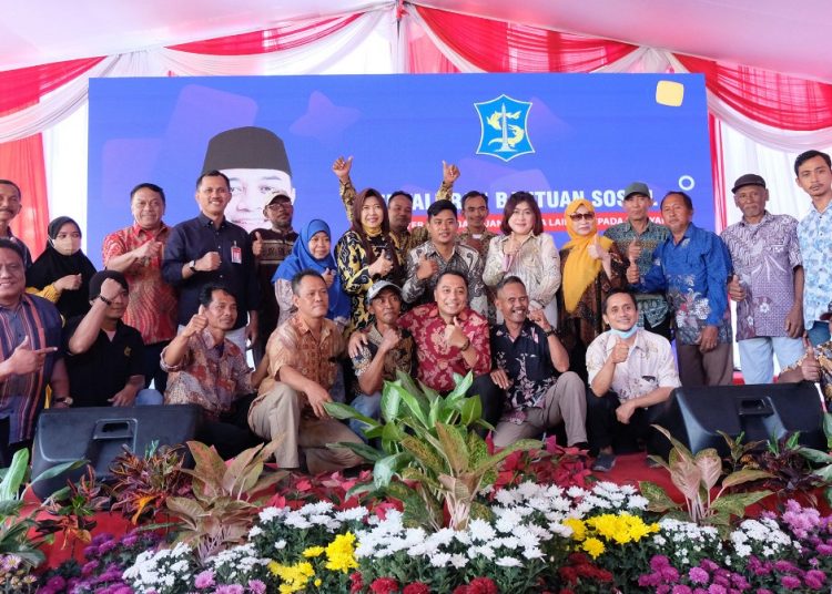 Wali Kota Surabaya Eri Cahyadi di sela pemberian bantuan sosial kepada nelayan di Adventure Land Romokalisari.