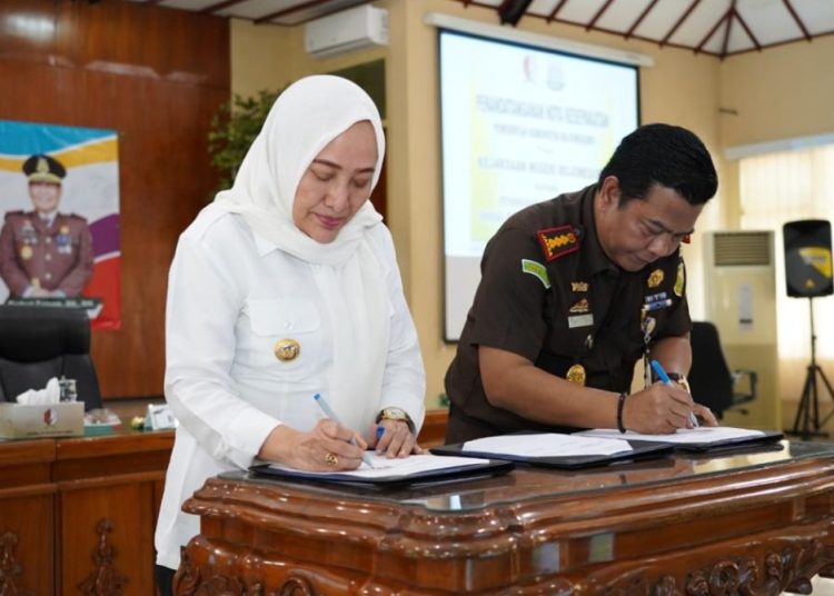 Bupati Bojonegoro Anna Mu'awanah dan Kajari Bojonegoro Badrut Tamam menandatangani MoU tentang Penanganan Masalah Hukum di Bidang Perdata dan Tata Usaha Negara di ruang Angkling Dharma.