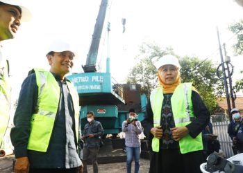 Gubernur Jawa Timur Khofifah Indar Parawansa melakukan ground breaking pembangunan gedung kantor Dewan Pengurus (DP) Majelis Ulama Indonesia (MUI) Jatim di Jalan Raya Wisma Pagesangan Surabaya.