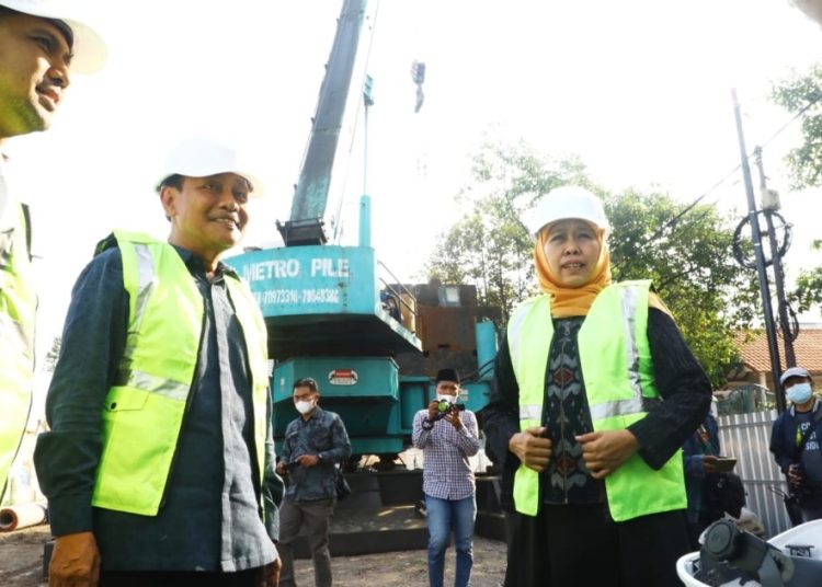 Gubernur Jawa Timur Khofifah Indar Parawansa melakukan ground breaking pembangunan gedung kantor Dewan Pengurus (DP) Majelis Ulama Indonesia (MUI) Jatim di Jalan Raya Wisma Pagesangan Surabaya.