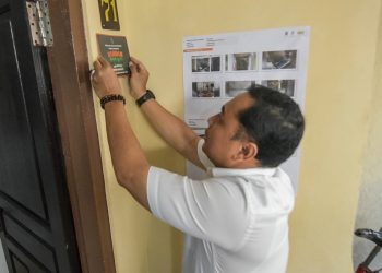 Wali Kota Surabaya Eri Cahyadi dalam penyerahan kunci rutilahu yang diperbaiki melalui program dandan omah.