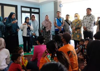 Ketua TP PKK Surabaya Rini Indriyani berdialog dengan eks warga Kampung 1001 Malam di Rusun Sumur Welut.