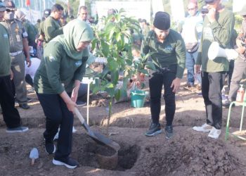 Gubernur Jawa Timur Khofifah Indar Parawansa melakukan gerakan Penanaman Sejuta Pohon dalam memperingati Hari Menanam Pohon Indonesia (HMPI) Tahun 2022, di Lembah Kepuh Edupark, Desa Sukorejo, Kecamatan Gandusari, Trenggalek.