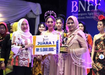 Bupati Bojonegoro Anna Mu'awanah menyerahkan hadiah kepada pemenang Bojonegoro Nglenyer Fashion Festival.