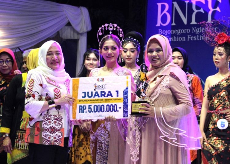 Bupati Bojonegoro Anna Mu'awanah menyerahkan hadiah kepada pemenang Bojonegoro Nglenyer Fashion Festival.