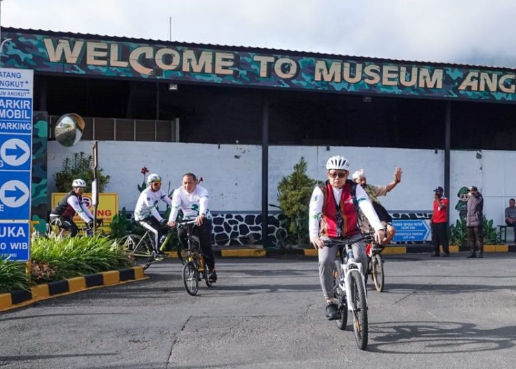 Sekretaris Daerah Provinsi Jawa Timur Adhy Karyono bersepeda dalam kegiatan sport tourism di Kota Batu.