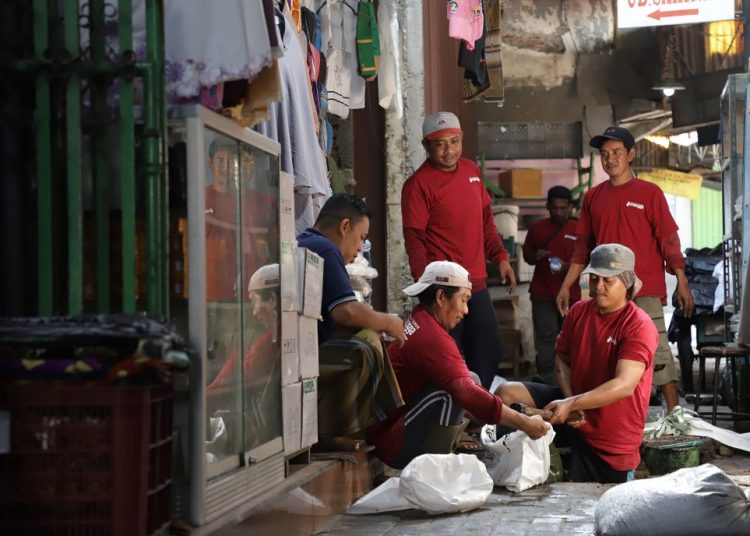 Kerja bakti di Pasar Bong, Jalan Slompretan, Kelurahan Bongkaran, Kecamatan Pabean Cantian.