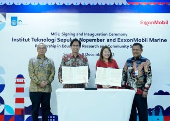 Foto bersama setelah penandatanganan nota kesepahaman atau Memorandum of Understanding (MoU) antara ITS dengan ExxonMobil Marine.