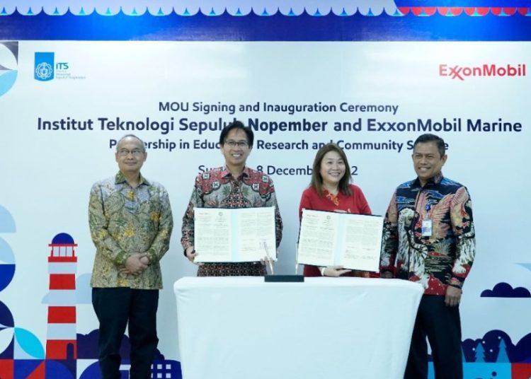 Foto bersama setelah penandatanganan nota kesepahaman atau Memorandum of Understanding (MoU) antara ITS dengan ExxonMobil Marine.