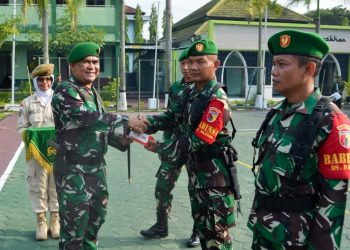 Penyerahan bantuan secara simbolis oleh Dandim 0813 Bojonegoro Letkol Arm Arif Yudo Purwanto, kepada perwakilan anggota Babinsa Koramil jajaran di markas Kodim 0813 Bojonegoro.