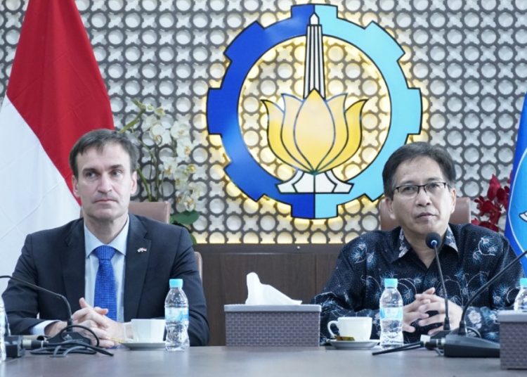 Rektor ITS Prof Dr Ir Mochamad Ashari dan Dubes Finlandia untuk Indonesia Pekka Kaihilahti.