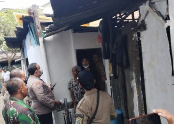 Kondisi rumah di kawasan Juwingan, Kelurahan Kertajaya, Kecamatan Gubeng yang tidak teraliri listrik. Pemkot Surabaya turun memberikan bantuan.