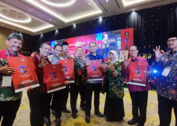 Wali Kota Surabaya Eri Cahyadi bersama kepala daerah lainnya menerima penghargaan sebagai Kota Peduli Hak Asasi Manusia (HAM) pada Tahun 2021 dari Kementerian Hukum dan Hak Asasi Manusia (Kemenkumham) RI.