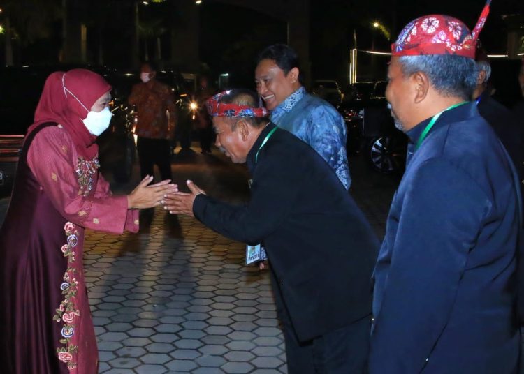 Gubernur Jatim Khofifah Indar Parawansa saat bersilaturahmi dengan warga kelahiran Jawa Timur di Kalimantan Tengah di Kalawa Convention Hall, Jalan Tjilik Riwut, Bukit Tunggal, Kota Palangkaraya.