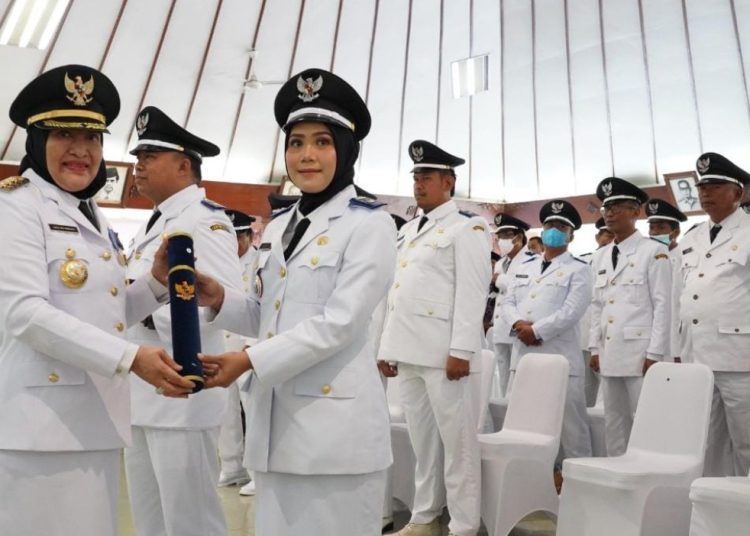 Bupati Bojonegoro Anna Mu'awanah melantik kepala desa terpilih periode 2022-2028 di pendopo Malowopati.