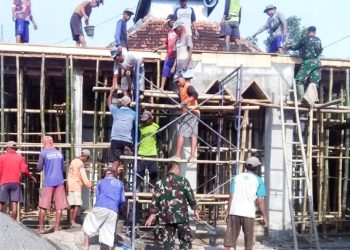 Personel Koramil 03/Balen Kodim 0813 Bojonegoro melaksanakan karya bakti pengecoran atap musala di Dusun Blakru RT 012/RW 002 Desa Lengkong, Kecamatan Balen, Bojonegoro.