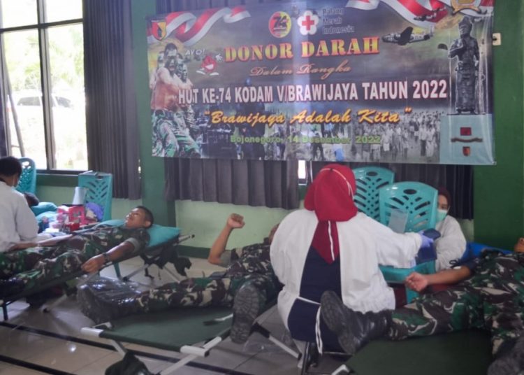Kegiatan donor darah yang dilakukan Kodim Bojonegoro dalam menyambut Hari Ulang Tahun (HUT) ke- 74 Kodam V Brawijaya dan Hari Juang TNI Angkatan Darat.