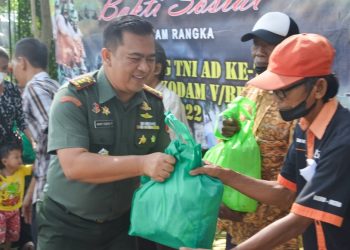 Pembagian sembako oleh Kodim Bojonegoro dalam rangka memperingati Hari Juang TNI AD ke- 77 dan Hari Ulang Tahun (HUT) ke- 74 Kodam V Brawijaya.