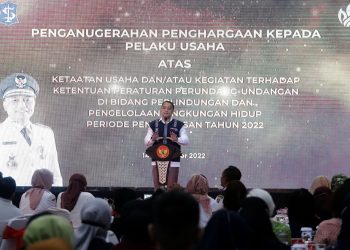 Wali Kota Surabaya Eri Cahyadi memberikan sambutan dalam penganugerahan kepada 10 perusahaan terbaik yang taat terhadap aspek lingkungan hidup di Graha Sawunggaling.