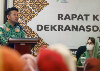 Wakil Gubernur Jatim Emil Elestianto Dardak saat membuka Rapat Koordinasi Daerah (Rakorda) Dekranasda Jatim di Hotel Aria Centra, Surabaya.