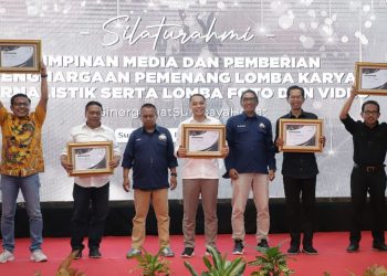 Penyerahan Potas Award ke sejumlah tokoh Surabaya, di antaranya kepada Wali Kota Surabaya Eri Cahyadi