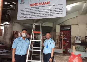 Pemasangan banner di pasar yang dikelola PD Pasar Surya dalam 'Gerakan Keamanan Pangan Asal Hewan' hasil kolaborasi dengan PD Rumah Potong Hewan.