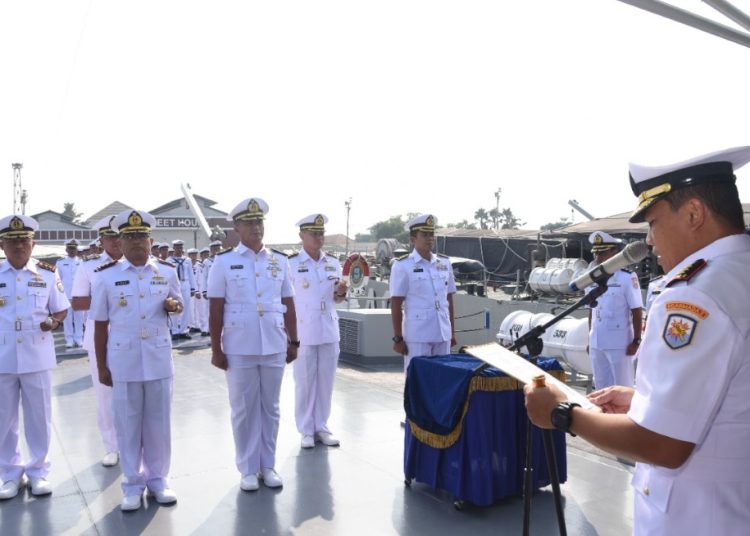 Serah terima jabatan yang dilaksanakan di geladak Utama KRI Teluk Cendrawasih-533.