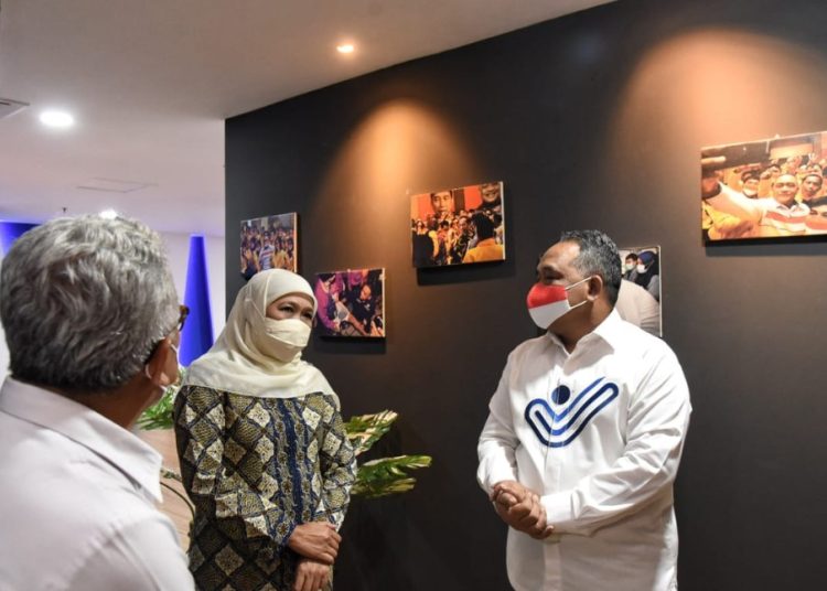 Gubernur Jawa Timur Khofifah Indar Parawansa saat meninjau fasilitas longue VVIP di Bandara Juanda.