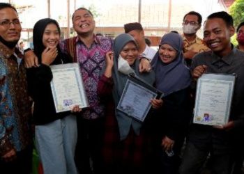 Wali Kota Surabaya Eri Cahyadi bersama para pelajar setelah.l menyerahkan ijazah yang ditebus Pemkot Surabaya dan Baznas Surabaya.