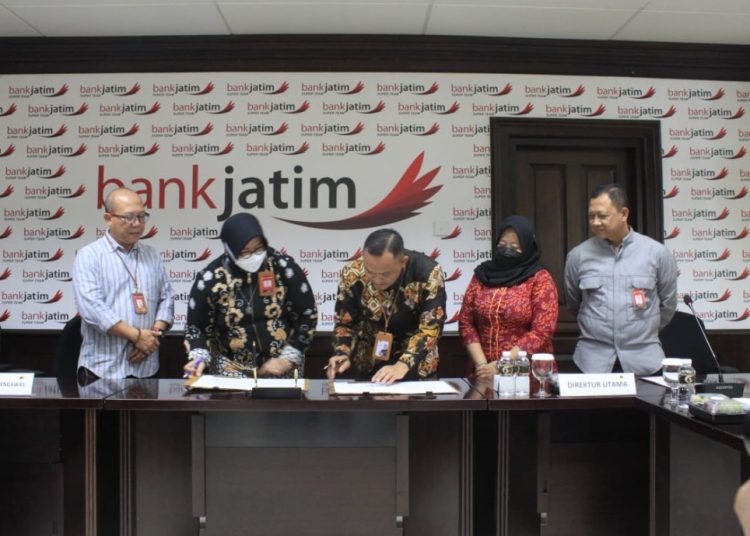 Penandatanganan Perjanjian Kerjasama antara PD Pasar Surya dengan Bank Jatim tentang penyaluran Kredit Usaha Rakyat untuk pedagang.