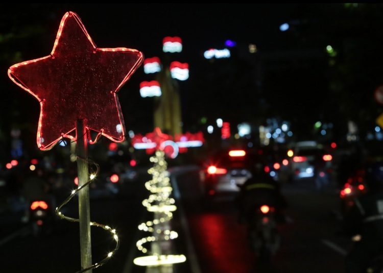 Ornamen Natal yang terpasang di Jalan Panglima Sudirman, Surabaya.