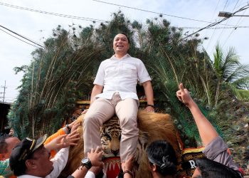 Wali Kota Surabaya Eri Cahyadi diusung menaiki kepala reog dalam Roadshow Surabaya Smart City (SSC) tahun 2022 di RW 01 Kelurahan Perak Barat, Kecamatan Krembangan, Surabaya.