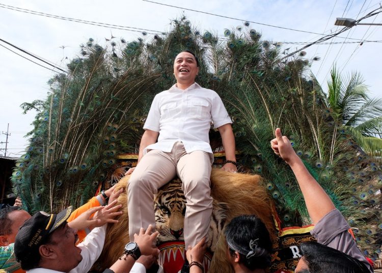 Wali Kota Surabaya Eri Cahyadi diusung menaiki kepala reog dalam Roadshow Surabaya Smart City (SSC) tahun 2022 di RW 01 Kelurahan Perak Barat, Kecamatan Krembangan, Surabaya.