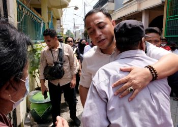 Wali Kota Surabaya Eri Cahyadi memeluk warga yang rumahnya diperbaiki dalam program Dandan Omah.