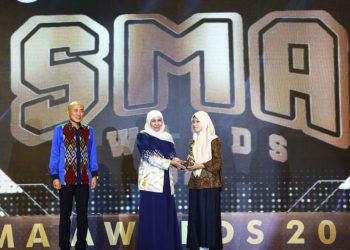 Gubernur Jatim Khofifah Indar Parawansa menyerahkan penghargaan kepada salah satu.pemenang dalam SMA Awards.