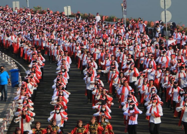 Tari Remo Massal di Surabaya.memecahkan rekor Muri dunia.