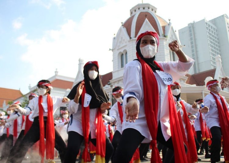 Sejumlah peserta tari remo massal yang tampil di halaman Balai Pemuda.