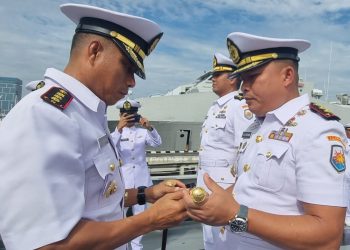 Prosesi serah terima jabatan komandan KRI Sampari (SPR)-628.