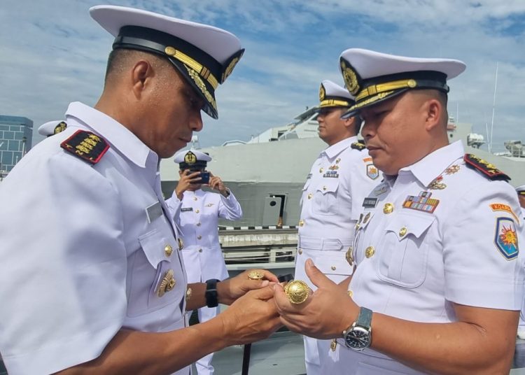 Prosesi serah terima jabatan komandan KRI Sampari (SPR)-628.