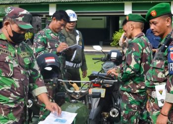 Pengecekan kendaraan dinas berikut kelengkapan surat-suratnya di markas Kodim 0813 Bojonegoro.