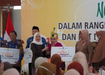 Bupati Bojonegoro Anna Mu'awanah saat penyerahan hadiah Lomba Membaca Buku Cerita Pada Anak dan lomba Ragam Gerak Three Ends.