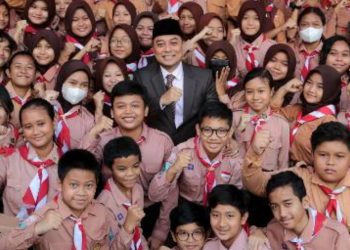 Wali Kota Surabaya Eri Cahyadi bersama para pelajar usai upacara peringatan Hari Bela Negara ke - 74 di halaman Balai Kota Surabaya.