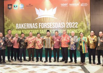 Foto bersama para peserta Rakernas Forum Sekretaris Daerah Seluruh Indonesia (Forsesdasi) Tahun 2022 di Hotel Santika Premiere Kota Padang, Provinsi Sumatera Barat.