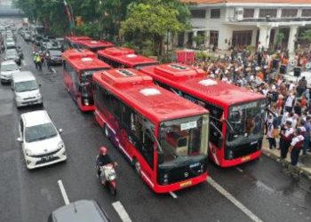 Peluncuran bus listrik BTS yang digelar di Alun-Alun Surabaya.