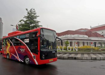 Bus Listrik Trans Semanggi Suroboyo yang dilaunching di Alun-Alun Surabaya.
