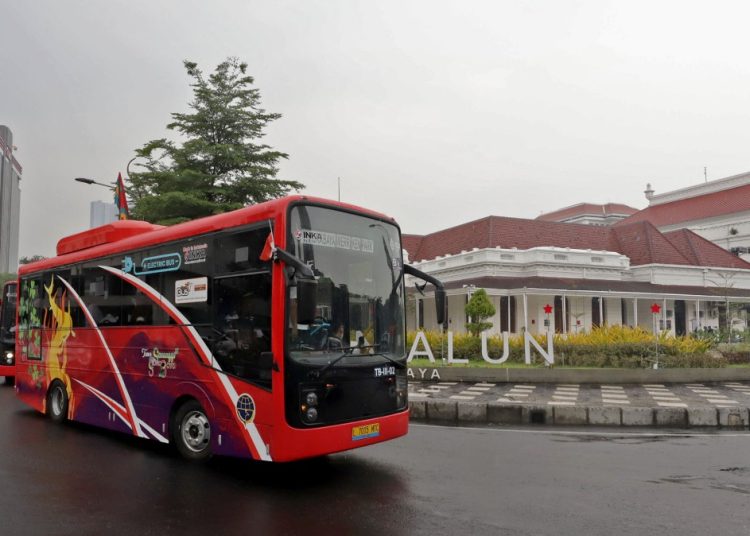 Bus Listrik Trans Semanggi Suroboyo yang dilaunching di Alun-Alun Surabaya.