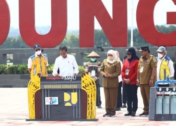 Presiden RI Joko Widodo saat meresmikan Bendungan Semantok di Desa Sambikerep, Kecamatan Rejoso, Nganjuk.