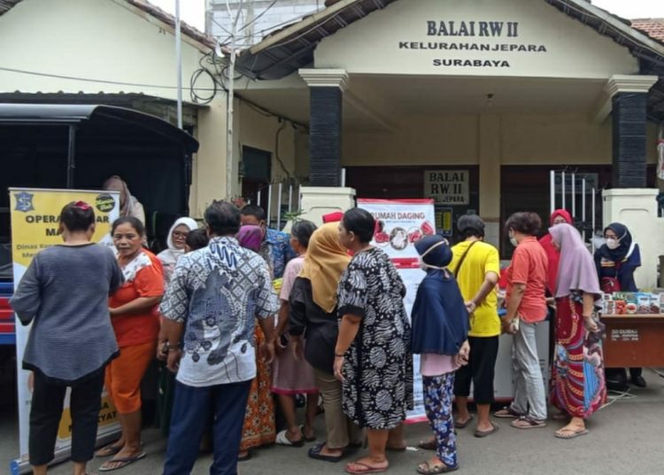 RPH Surabaya menggelar operasi pasar di sejumlah kecamatan di Surabaya.